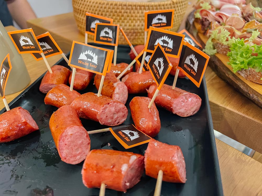 Wilde Sau-Käseknacker in Stücke geschnitten zum Probieren