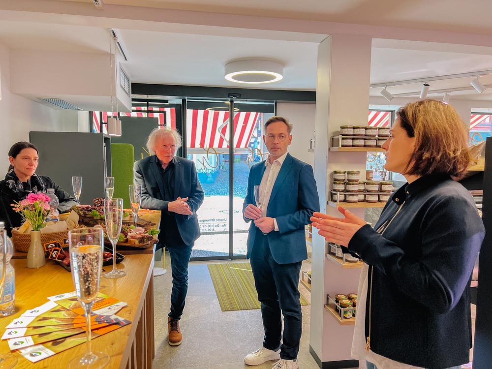 Menschen unterhalten sich bei der Auszeichnung