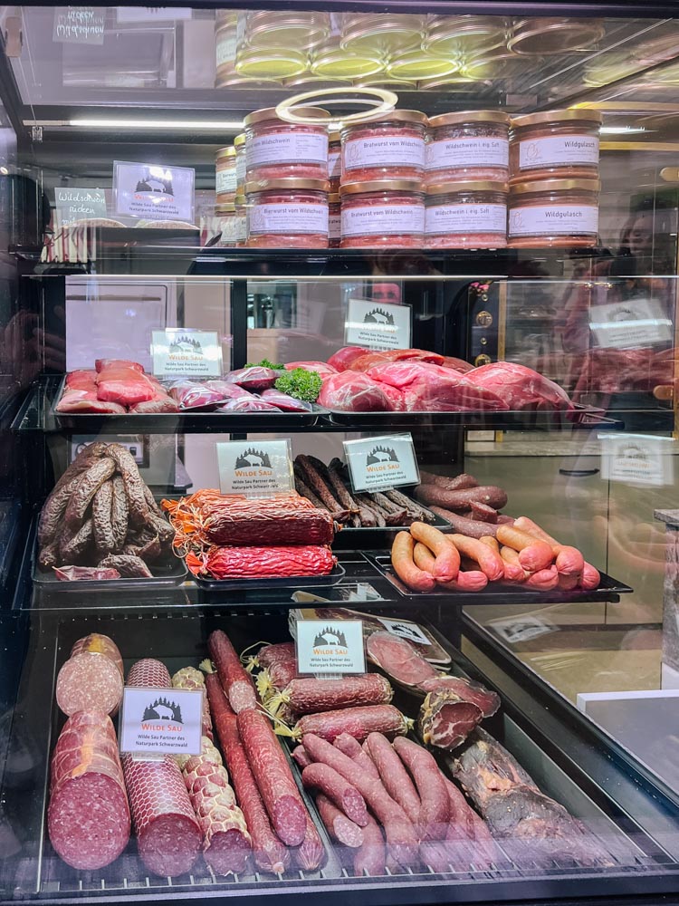 Wilde Sau-Spezialitäten in einer Kühlvitrine