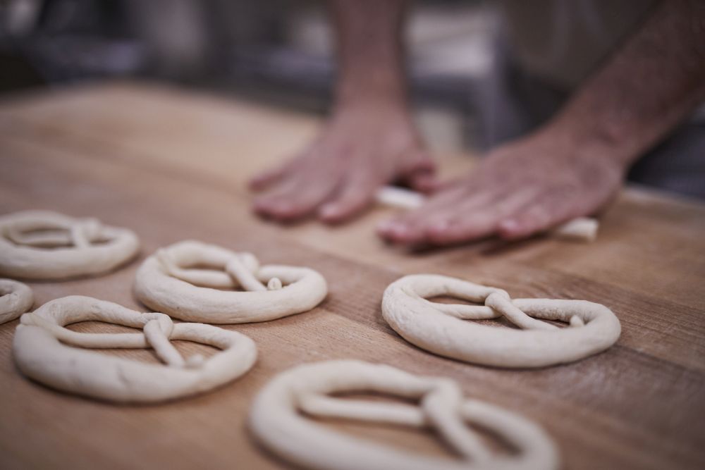 Brezel-Rohlinge auf einer Arbeitsplatte
