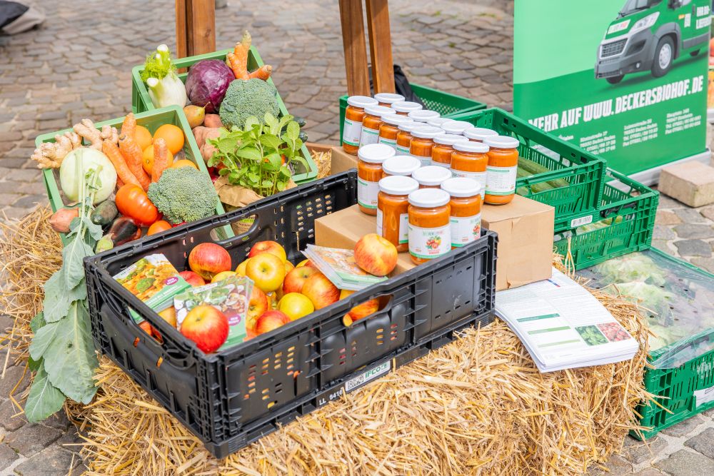 Gemüse und Obst in Kisten