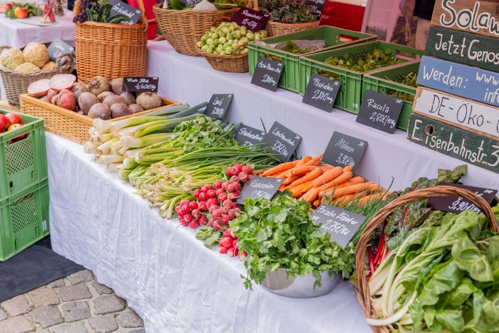 verschiedene Gemüsesorten an einem Markt-Stand