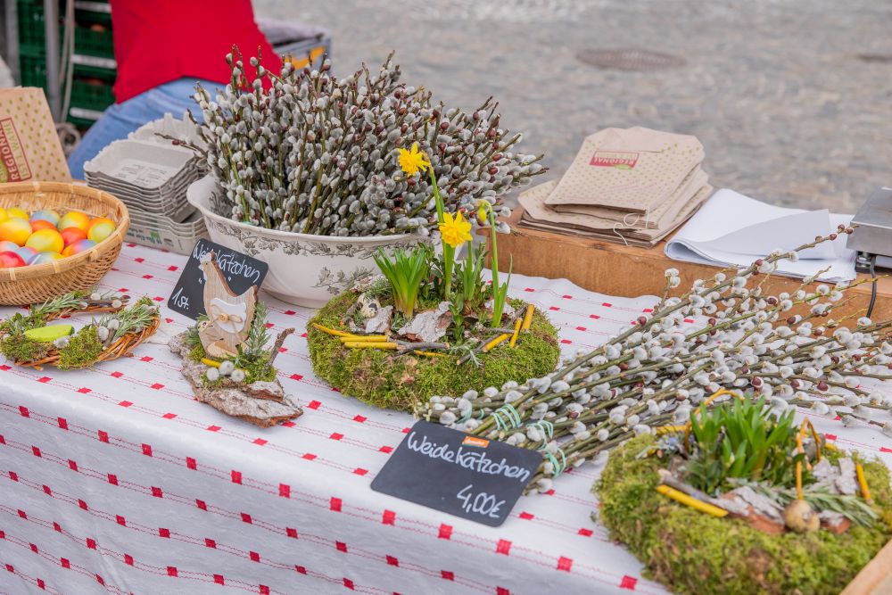 Weidenkätzchen und Mooskränze mit Osterdeko