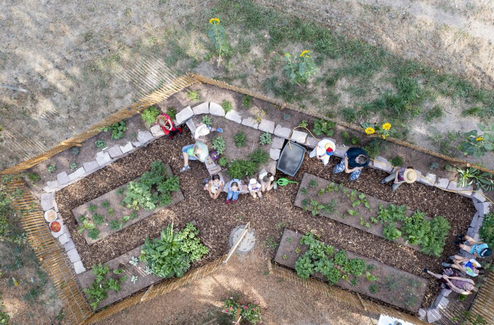 Kräutergarten mit Kindern von oben