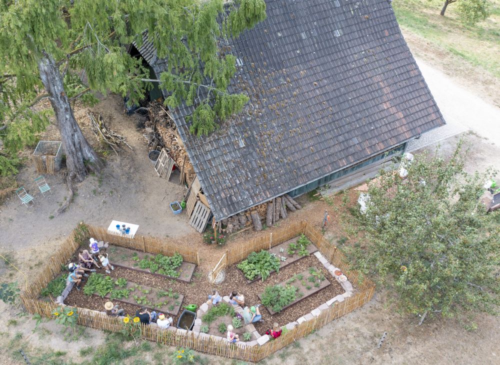 Scheune mit Kräutergarten von oben