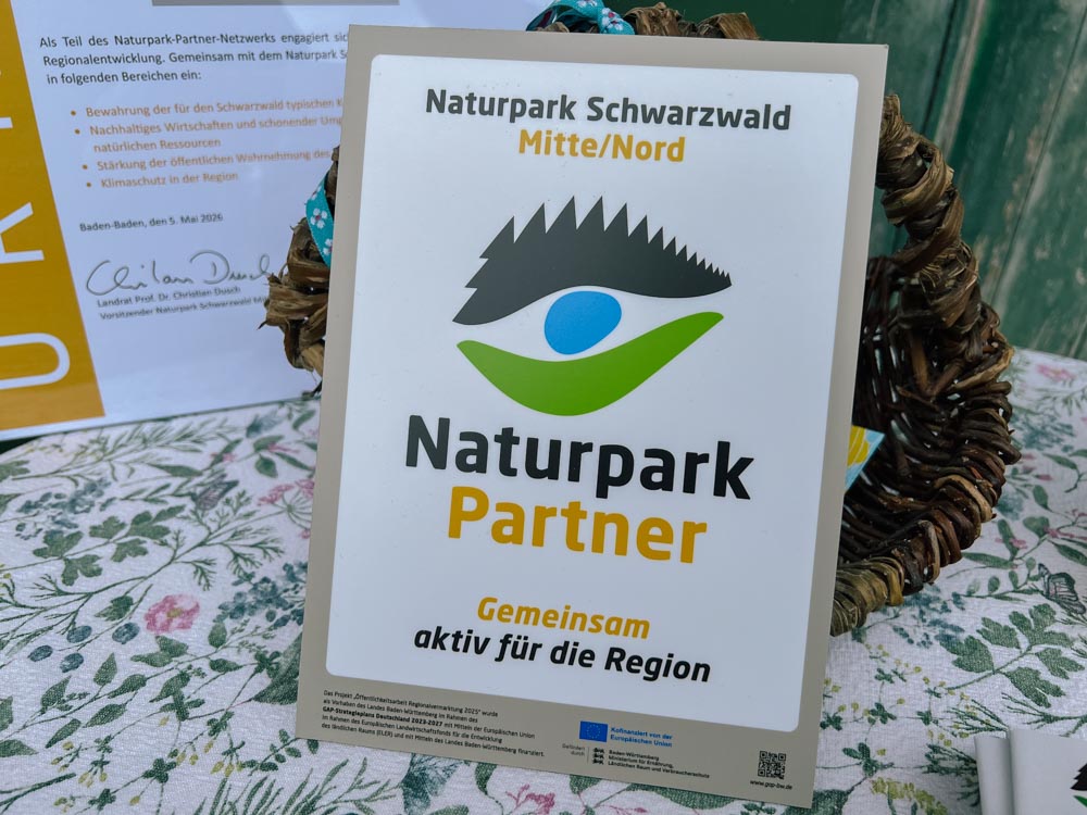Plakette mit der Aufschrift Naturpark-Partner und dem Naturpark-Logo