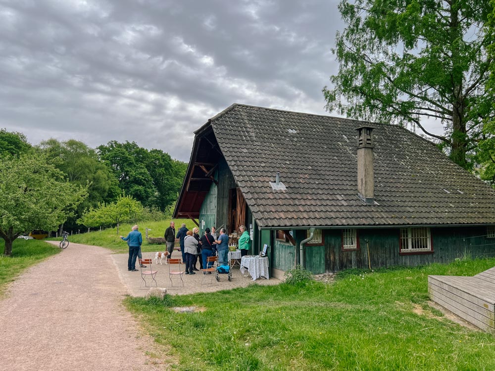 Menschen stehen vor der Scheune des Obstguts Leisberg