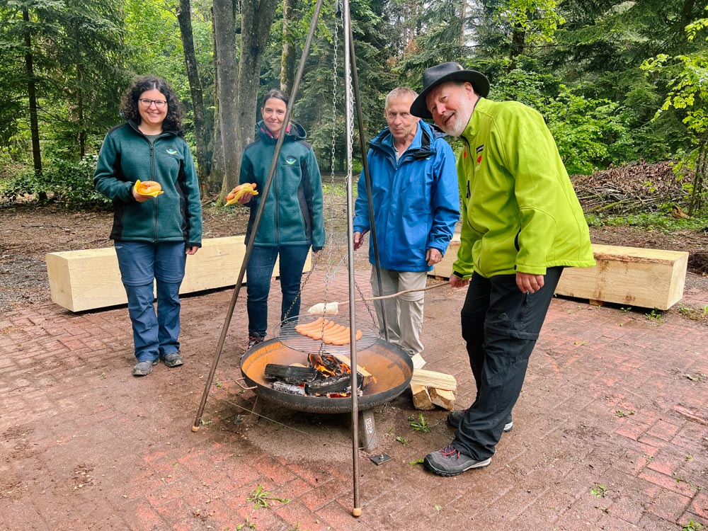 beim Grillen zur Eröffnung des Trekking-Camps