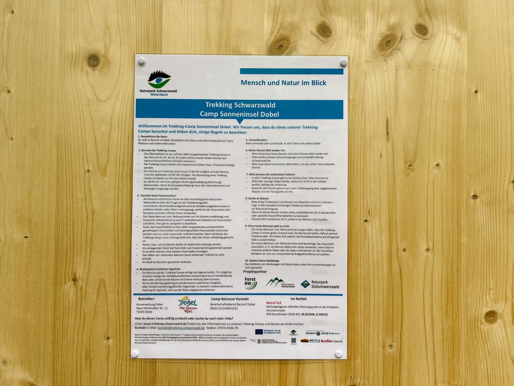 Schild mit Infos zu Trekking-Regeln