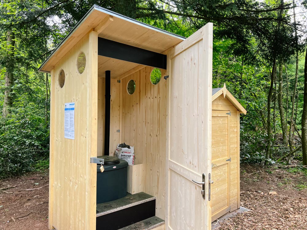 Holztoilettenhäuschen