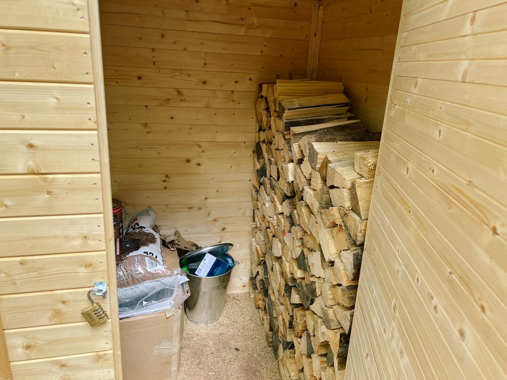 gestapelte Holzscheite in einer Holzhütte