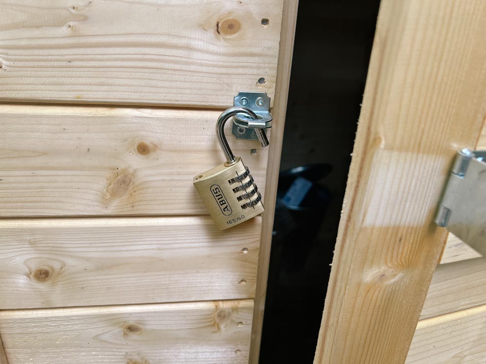 Zahlenschloss an einer Holztüre