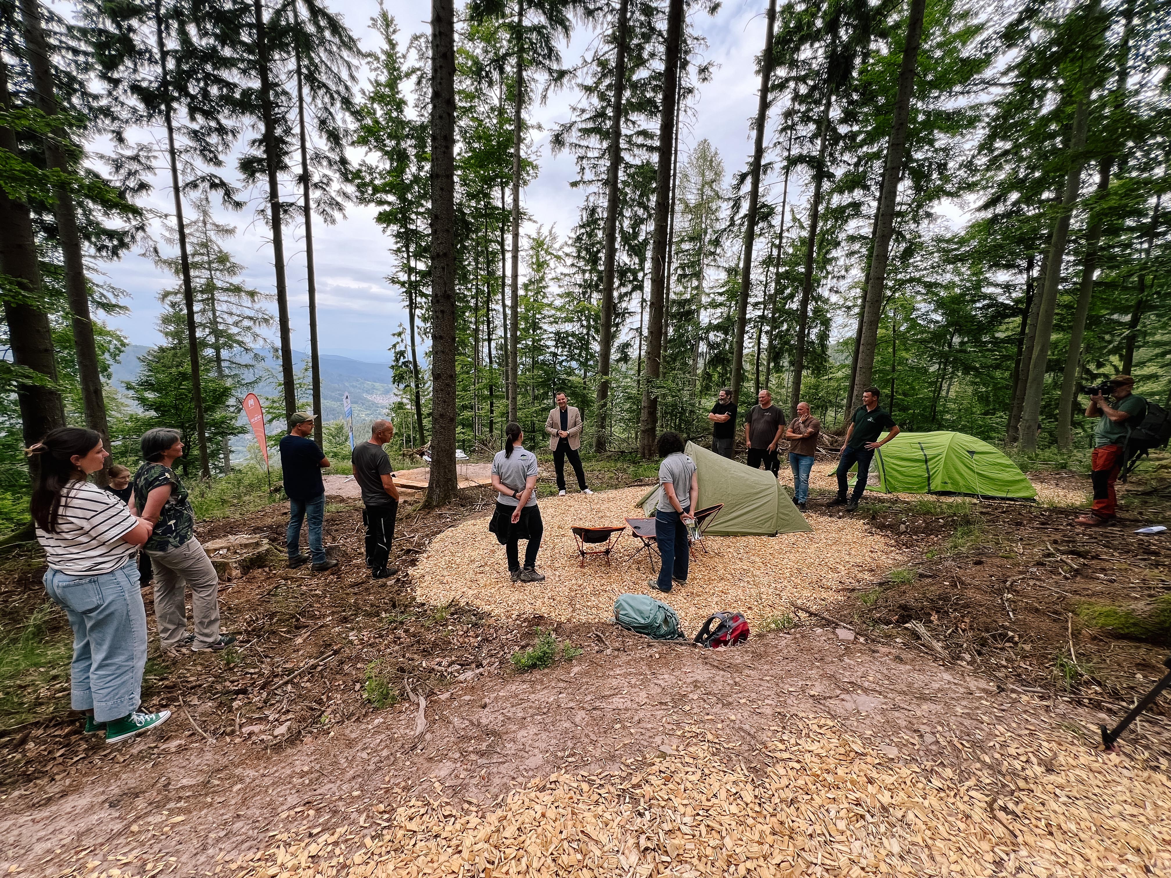 Eröffnung des Trekking-Camps mit Menschen im Camp