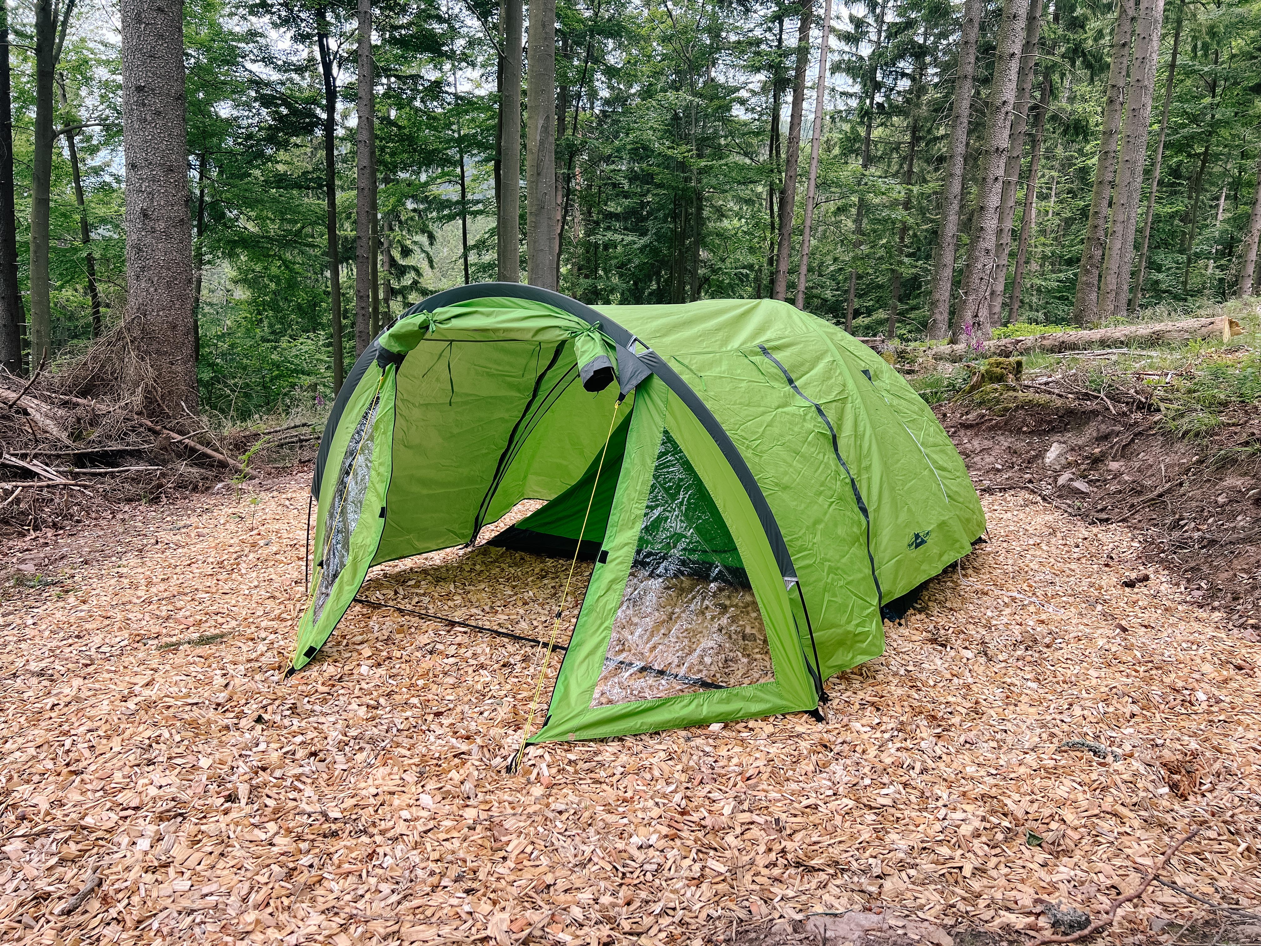 Zelt auf Hackschnitzelplatz im Wald