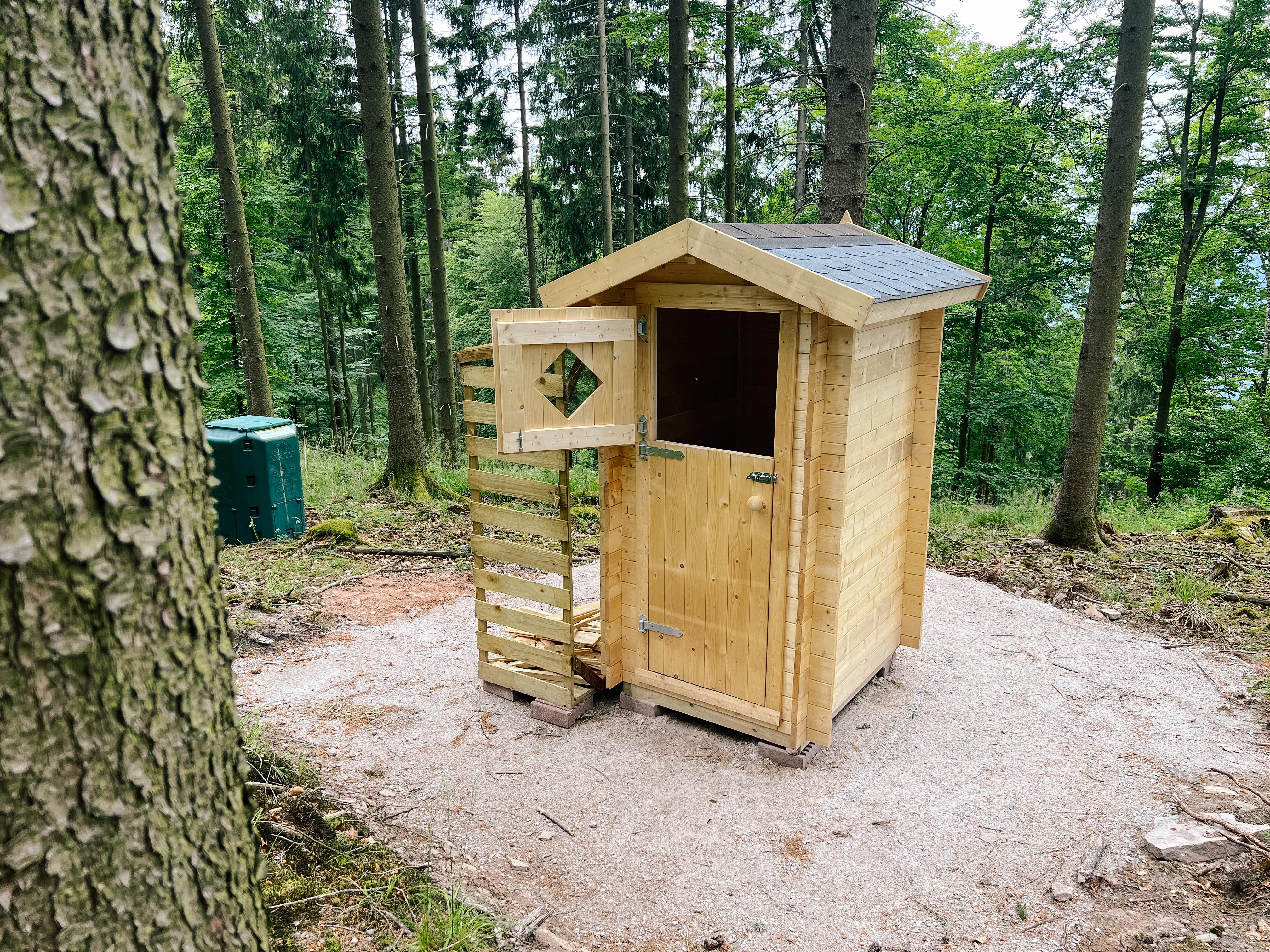 Toilettenhäuschen aus Holz im Wald