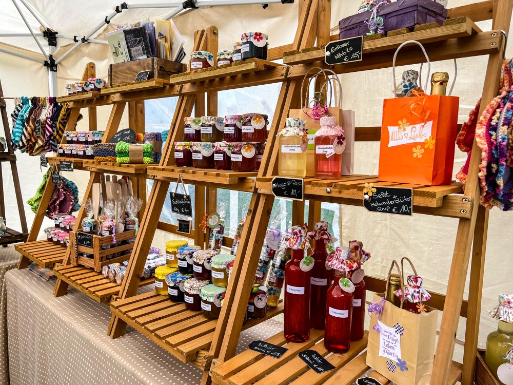Marmeladen etc. auf Holzregalen an einem Marktstand
