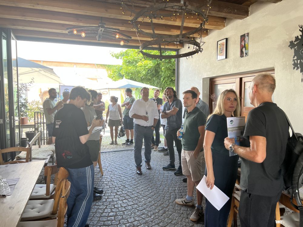 Menschen stehen beisammen und tauschen sich aus