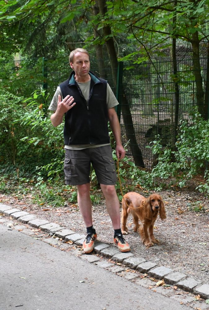 Wildpark-Leiter Carsten Schwarz mit seinem Hund im Wildpark