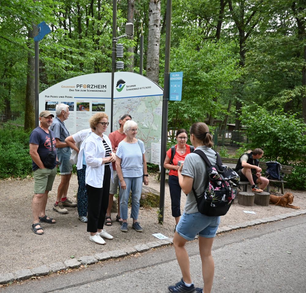 Gruppe steht beim Naturpark-Infostern im Wildpark Pforzheim