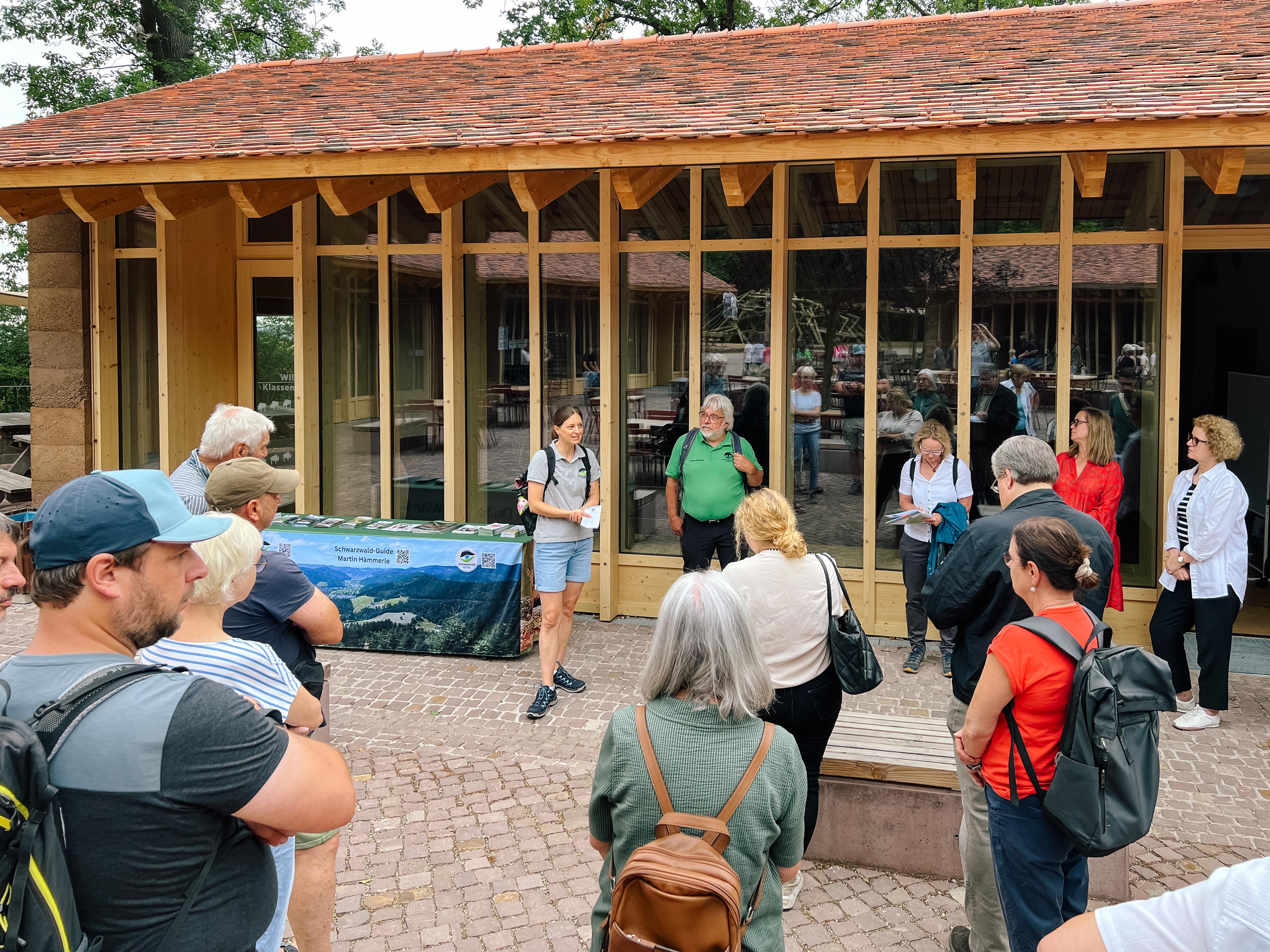 Menschengruppe im Eingangsbereich des Wildparks Pforzheim