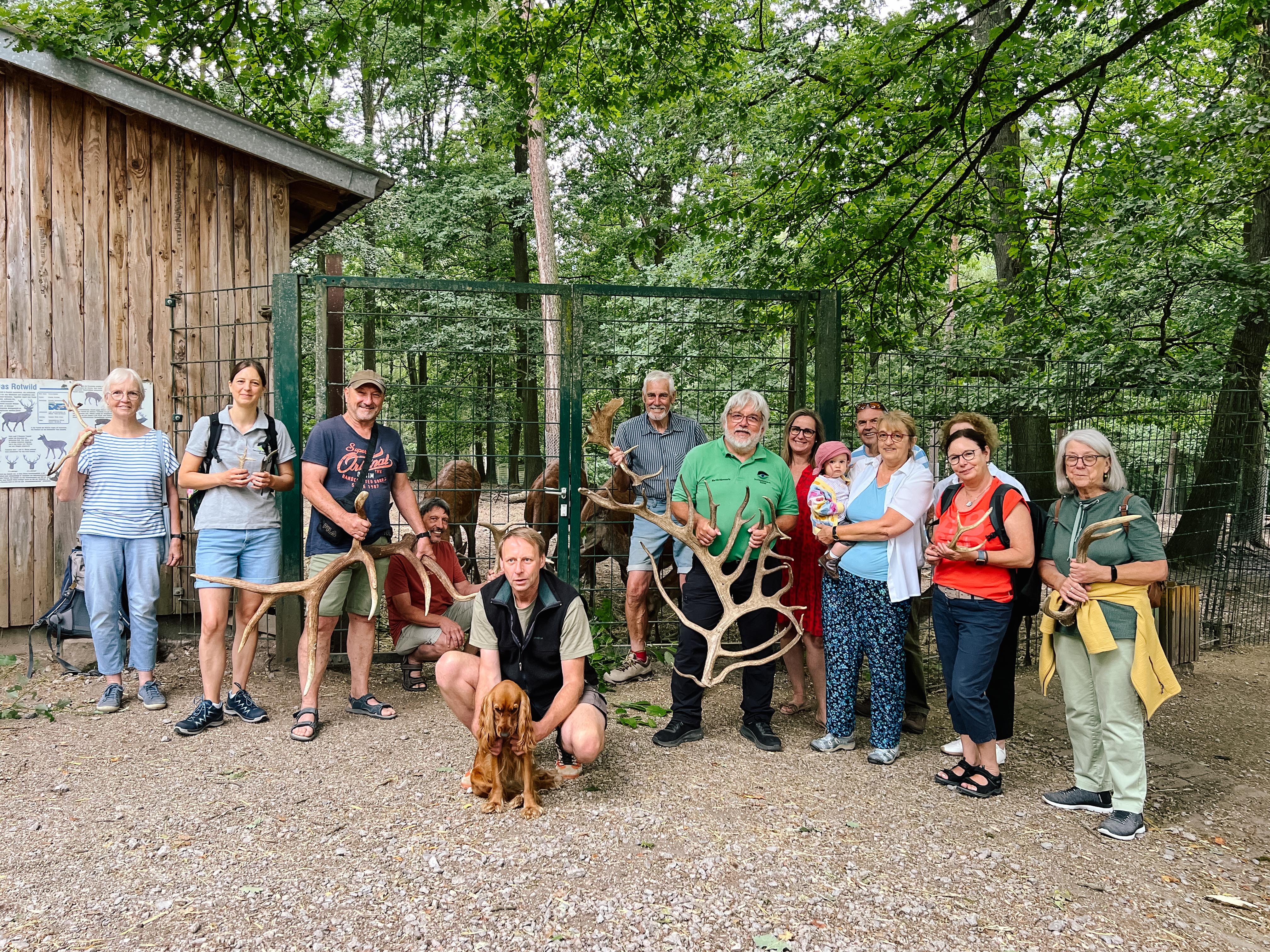 Gruppenbild Schwarzwald-Guide-Führung durch Wildpark vor einem Wildgehege 