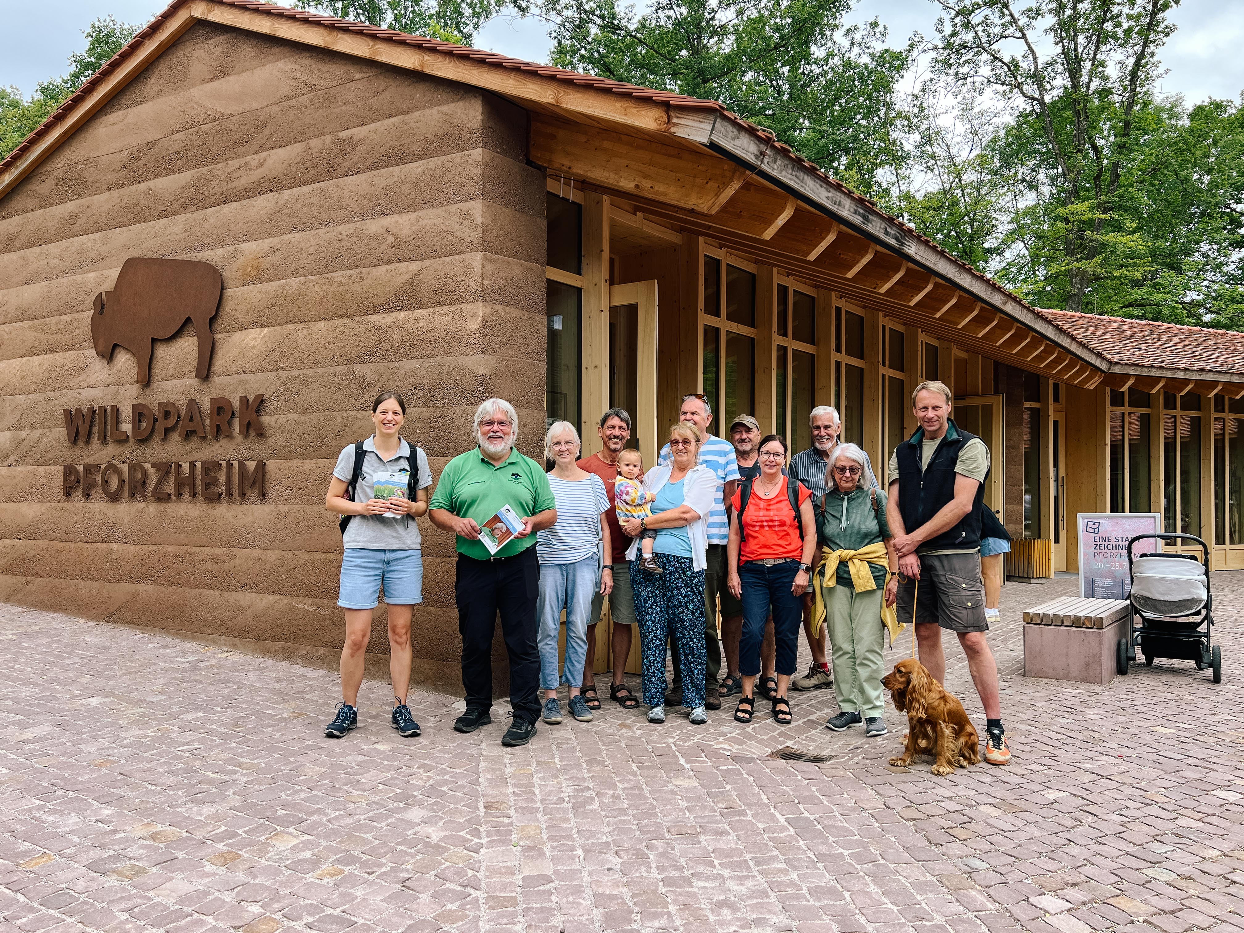 Gruppenbild Schwarzwald-Guide-Führung vor der Tourist-Info im Waldpark Pforzheim