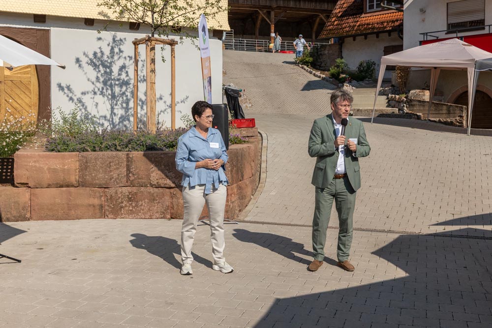Landrat Prof. Dr. Christian Dusch hält als Naturpark-Vorsitzender eine Rede. Neben ihm steht Landwirtschaftsministerin Marion Gentges MdL.