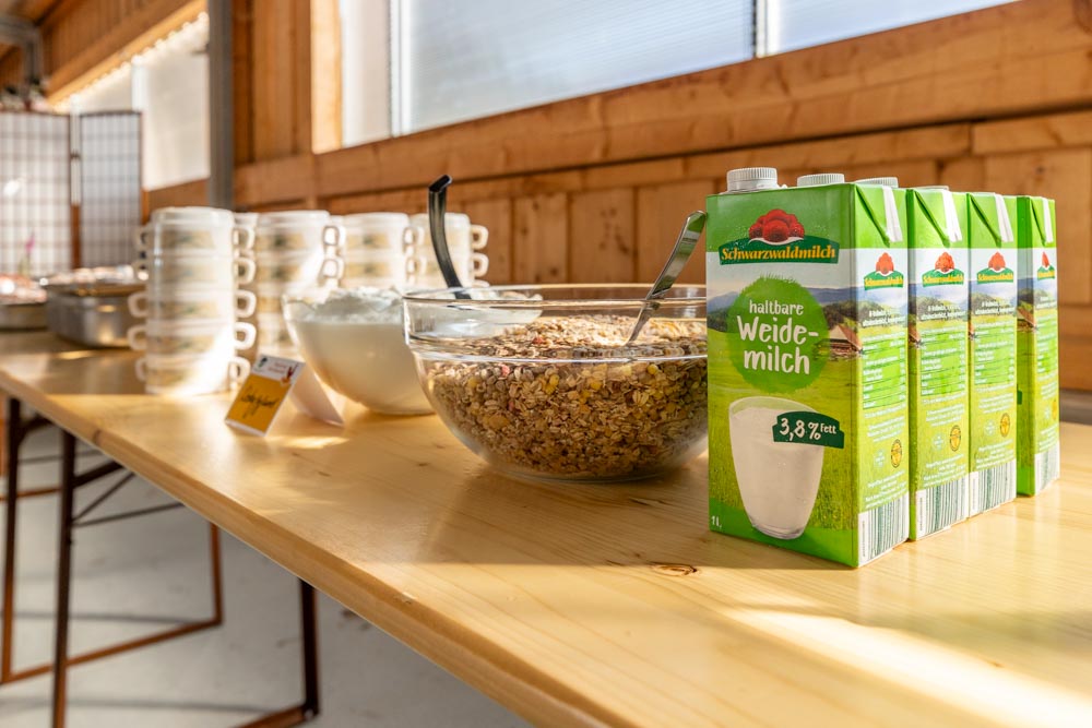 Schwarzwaldmilchpackungen mit Joghurt und Müsli