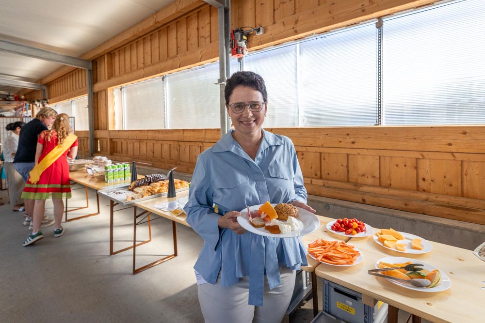 Landwirtschaftsministerin Marion Gentges MdL präsentiert ihren gefüllten Brunch-Teller.