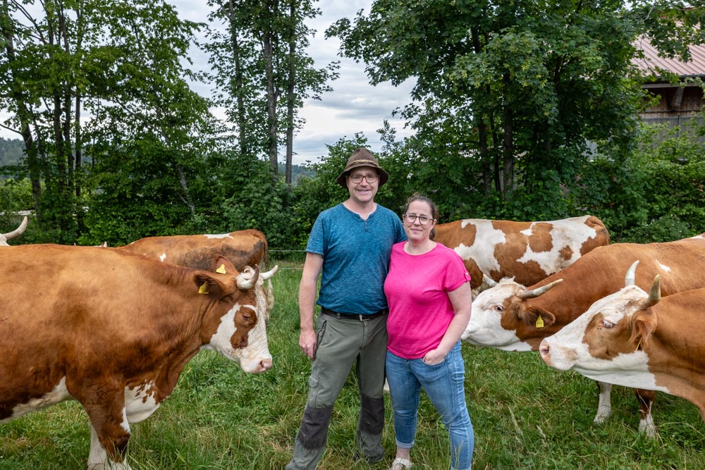 Nadine und Carsten Göz mit ihren Kühen auf der Weide