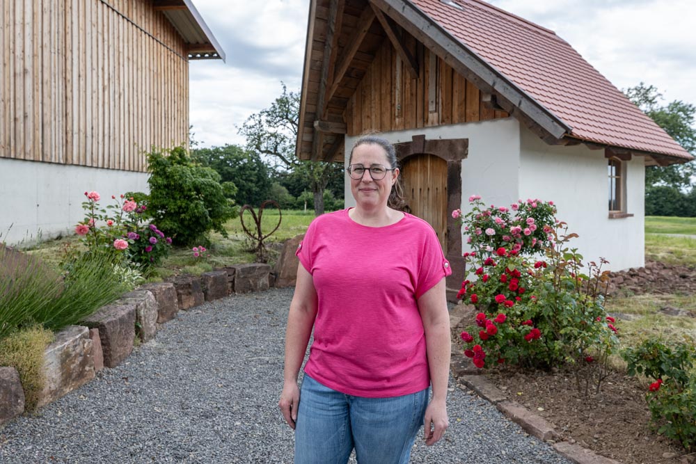Nadine Göz vor ihrer Kapelle auf dem Hof