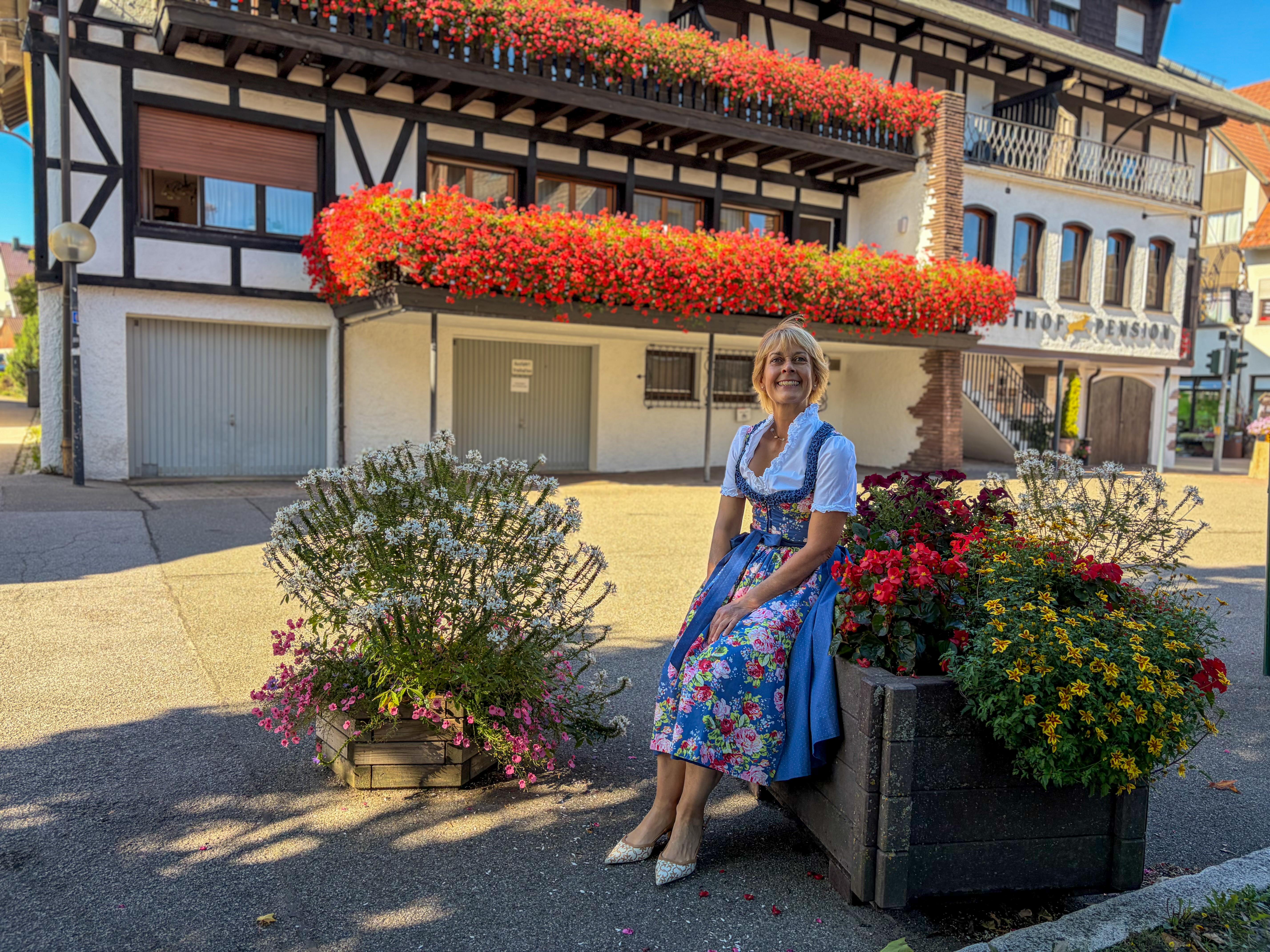 Evi Rehfuß vor ihrem Landgasthof Hirsch in Loßburg
