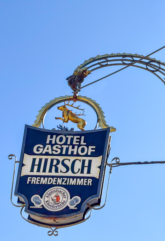 Schild mit Hirsch-Aufschrift am Gasthaus