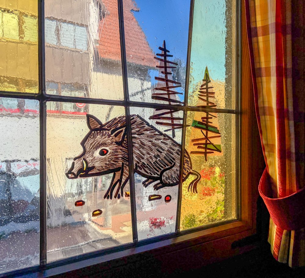 buntes Glasfenster mit Wildschwein