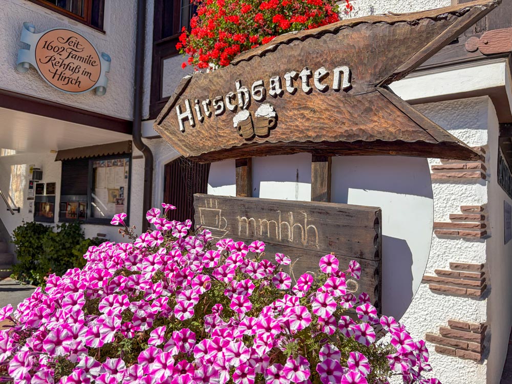 Holzschild mit Hinweis zum Biergarten