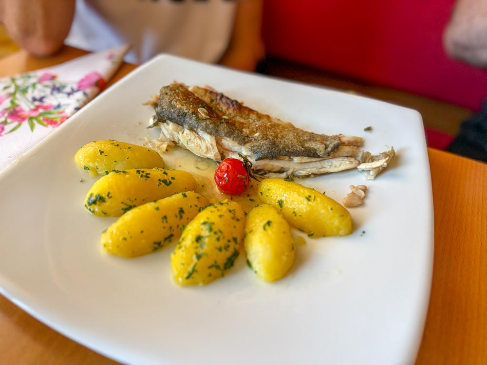 Kartoffeln mit filetiertem Forellenfilet auf einem Teller