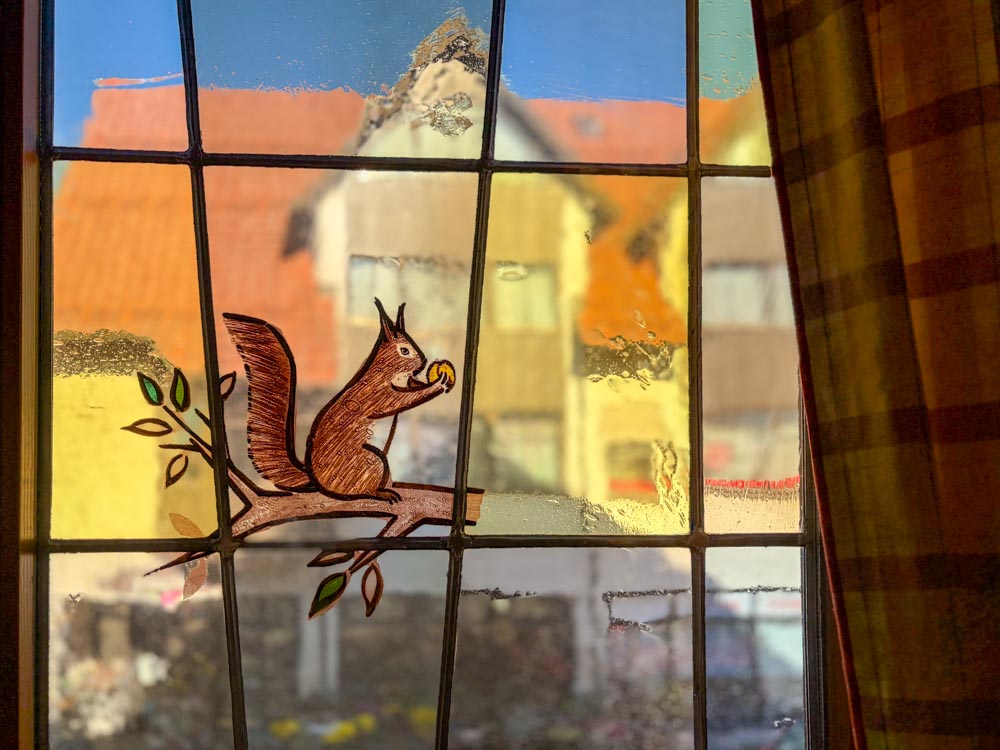 buntes Glasfenster mit Eichhörnchen