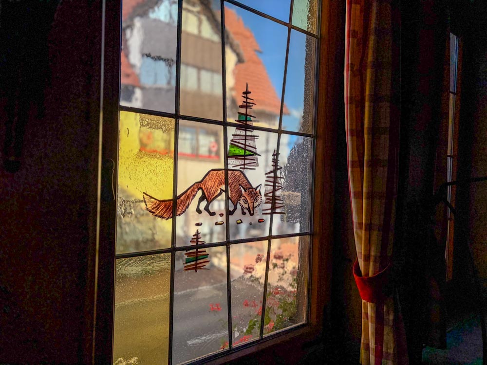 buntes Glasfenster mit Fuchs