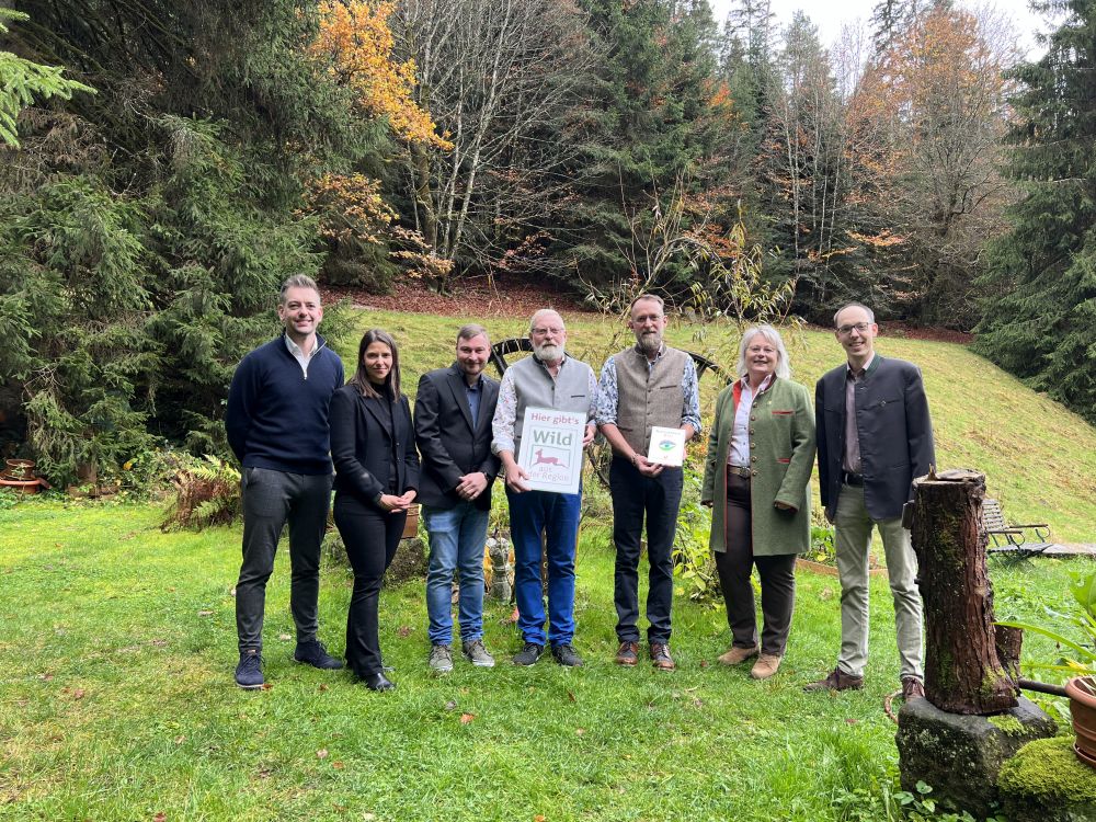 Gruppenbild mit Urkunde im Garten