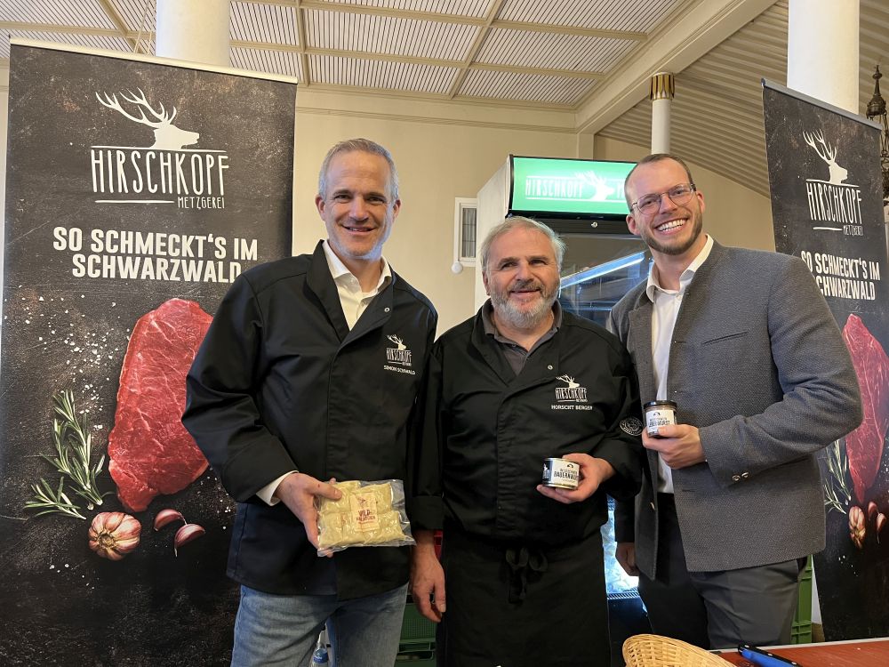 Sind stolz auf das Prädikat „Wilde Sau-Partner“ des Naturparks Schwarzwald Mitte/Nord: aus der Geschäftsführung von Alpirsbacher Klosterbräu Moritz Glauner sowie von der Hirschkopf Metzgerei Produktionsleiter Horscht Berger und Betriebsleiter Simon Schwald (v. r.).