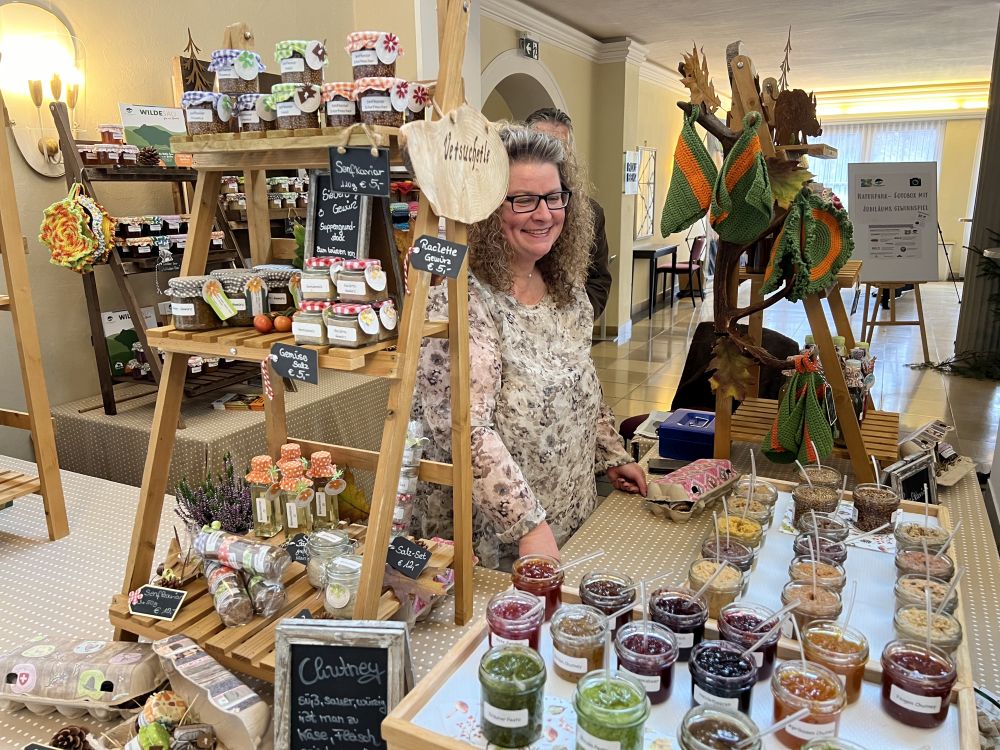 bunter Stand mit Brotaufstrichen