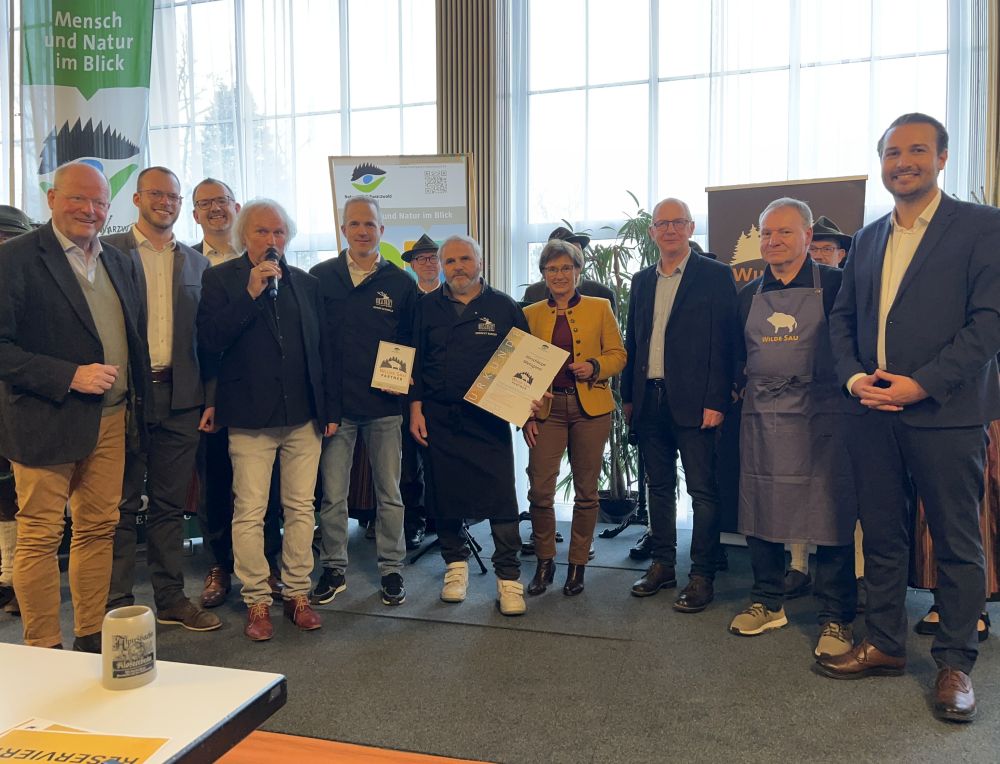 Freudenstadts Oberbürgermeister Adrian Sonder, Joachim Seeger von der gleichnamigen Metzgerei in Kuppenheim, Naturpark-Geschäftsführer Karl-Heinz Dunker, Staatssekretärin Sabine Kurtz, Horscht Berger und Simon Schwald von der Hirschkopf Metzgerei, Moderator Uwe Baumann, Freudenstadts Landrat Andreas Junt sowie Moritz und Carl Glauner von Alpirsbacher Klosterbräu (v. r.).