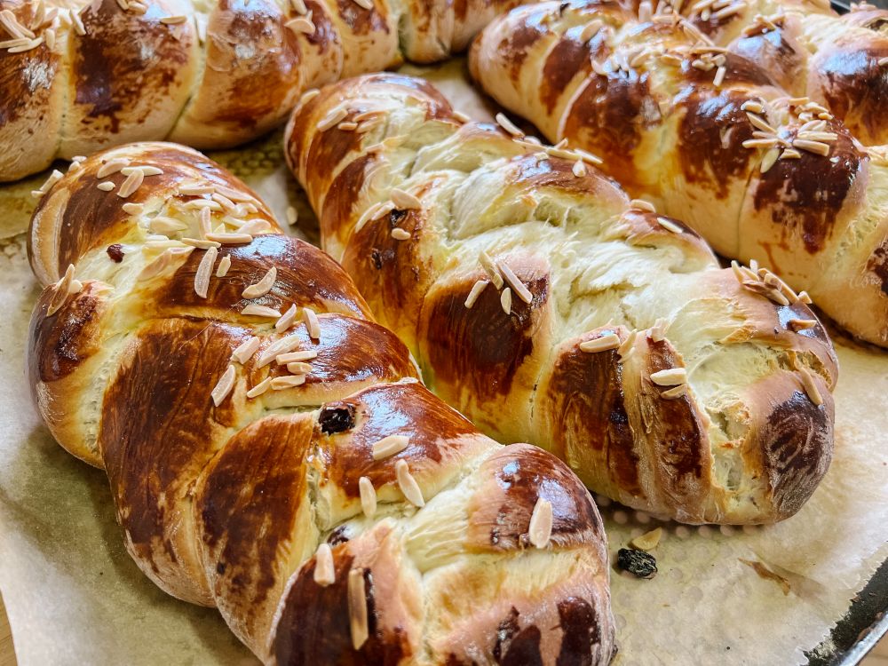 fertig gebackene Hefezöpfe