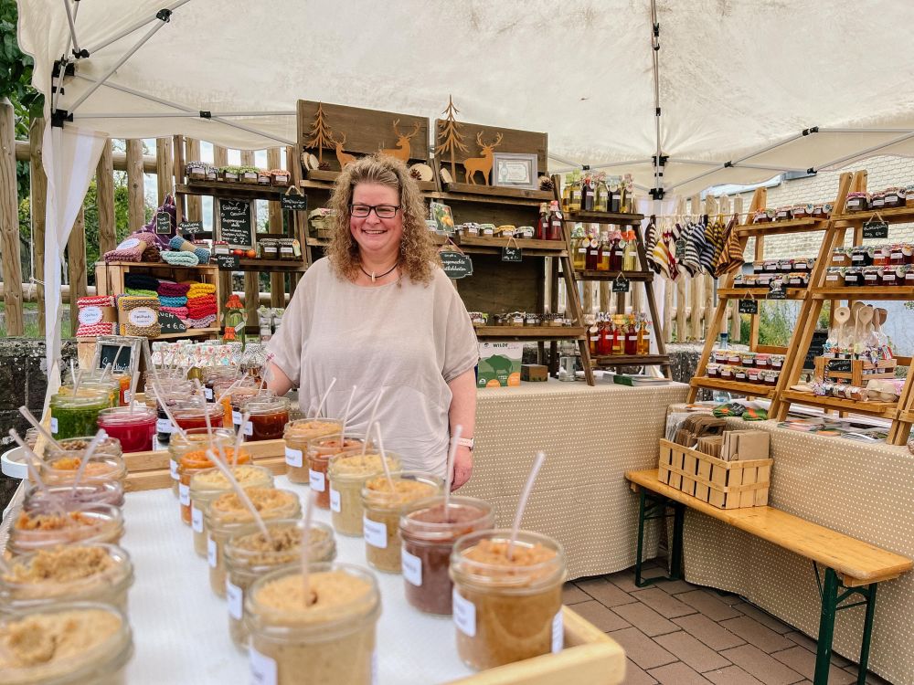 Markt-Beschickerin bei ihrem Stand