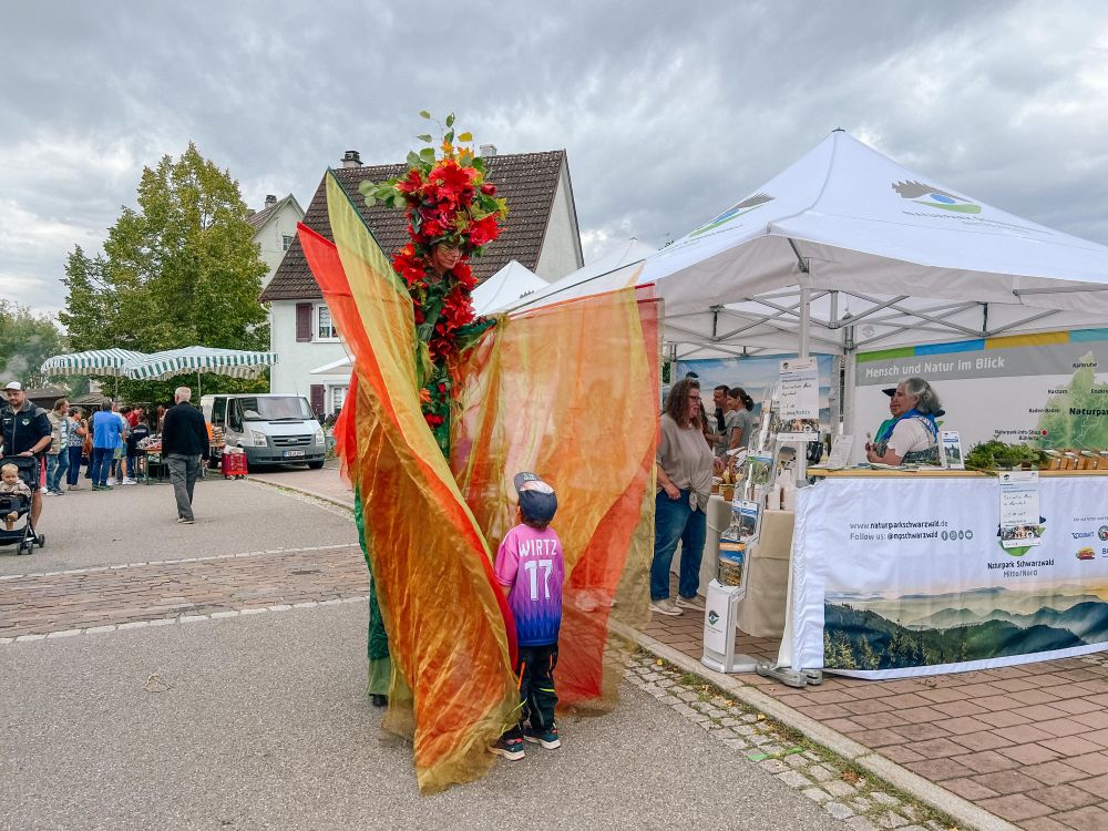 Blumenfee auf Stelzen