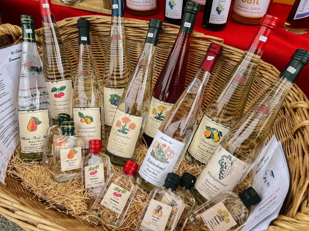 Schnäpse in Glasflaschen