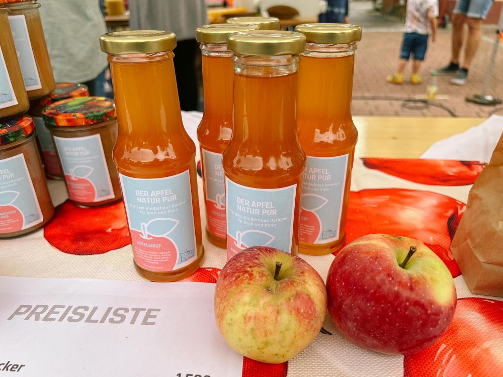 selbst hergestellter Naturpark-Apfelsaft