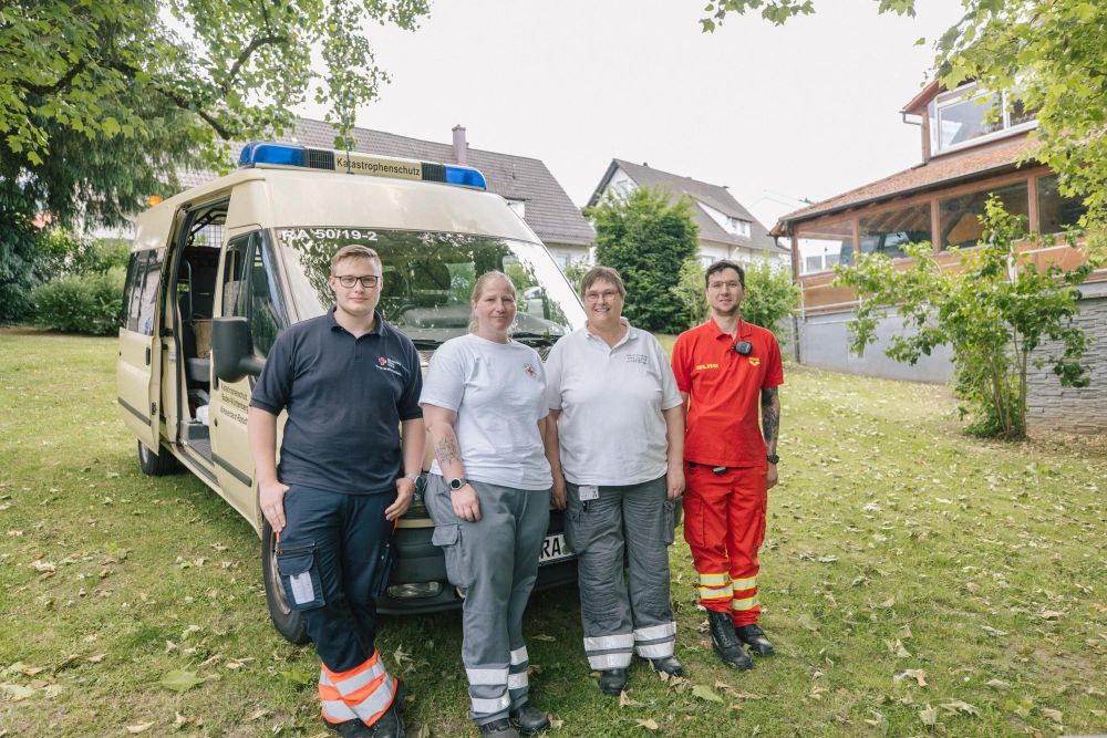 Rettungsteam vor seinem Krankenwagen