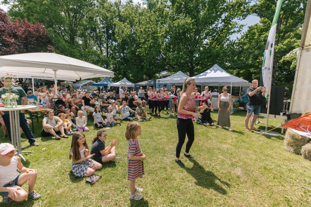 Gäste schauen Tanzauftritt zu.
