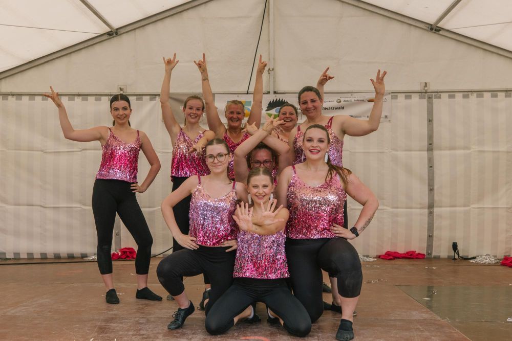 Tanzgruppe auf der Bühne in Formation